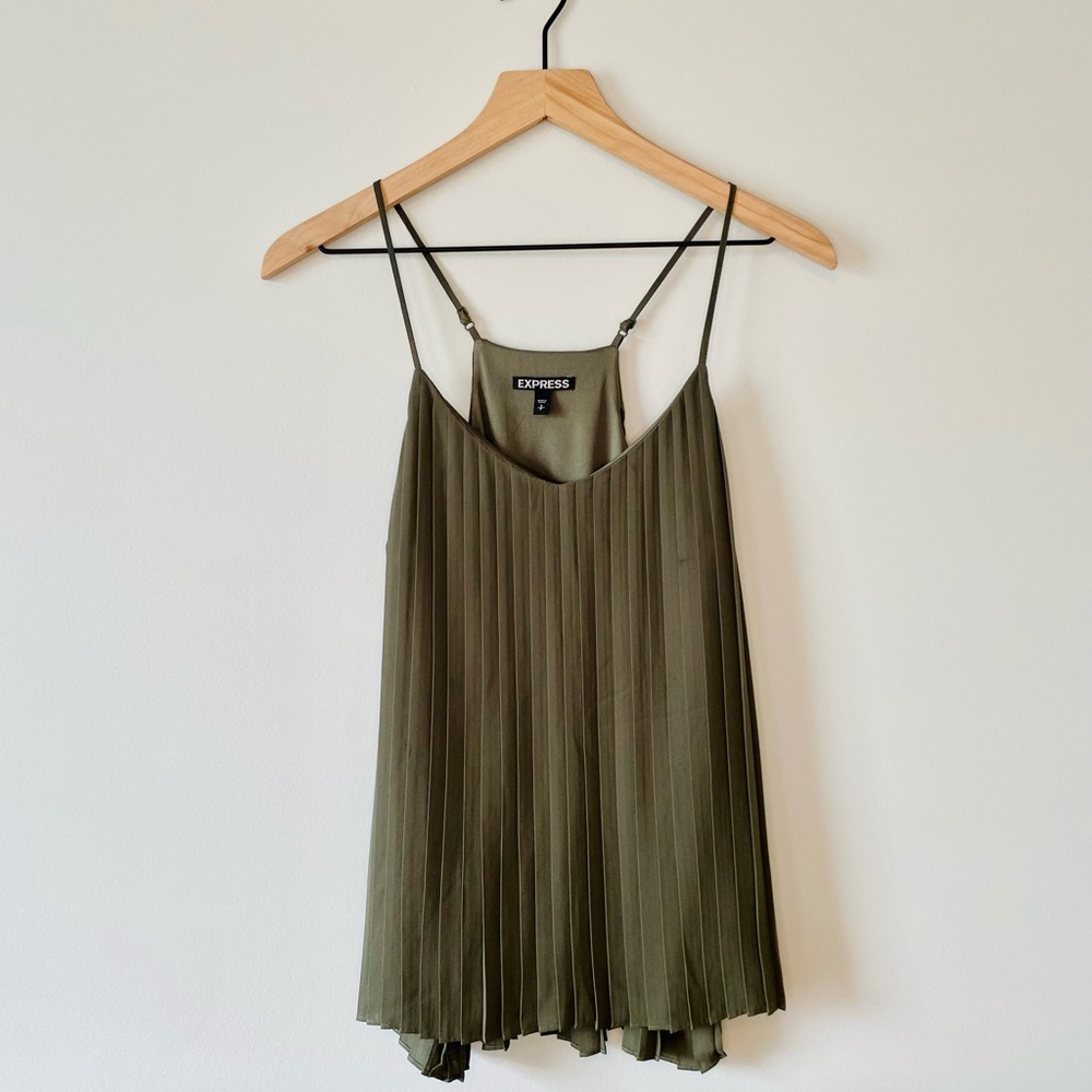 EXPRESS PLEATED STYLE TANK. SIZE SMALL. OLIVE COLOR.